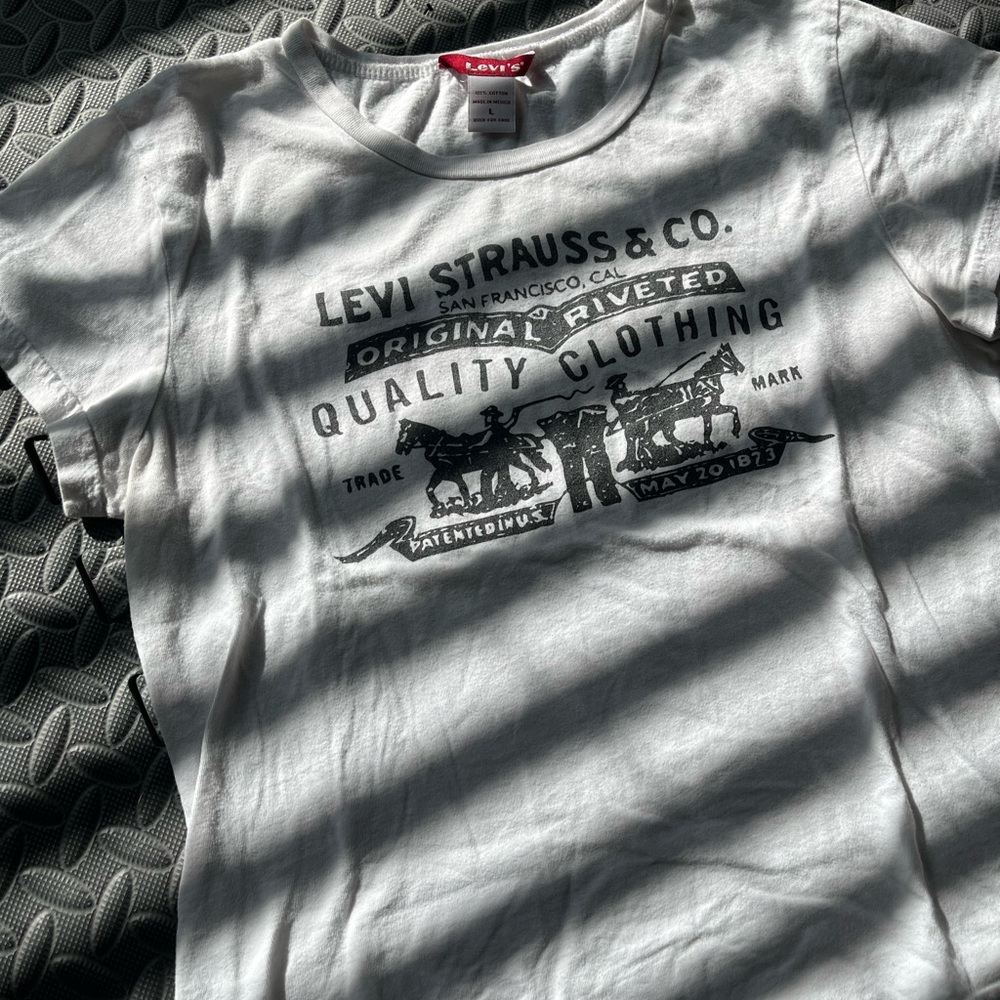 Levi's White Graphic T-Shirt